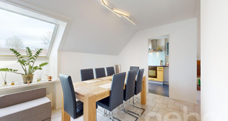 Lichtdurchflutete Dachwohnung mit Terrasse und Cheminée image 5