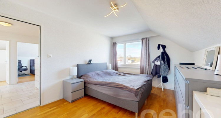 Lichtdurchflutete Dachwohnung mit Terrasse und Cheminée image 8