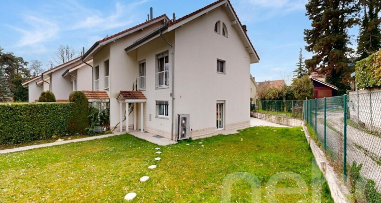 5 pièces, 180 m²: Belle maison mitoyenne en bout avec jardin à Mies image 1