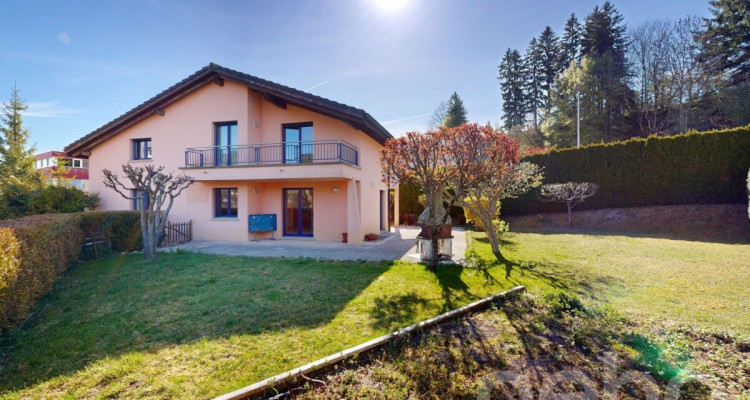 Villa de 6,5 pièces au calme avec garage 5 places et grand jardin image 1