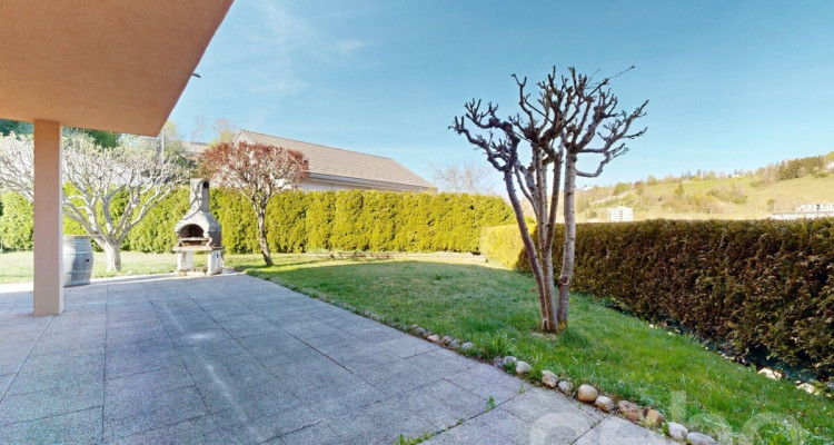 Villa de 6,5 pièces au calme avec garage 5 places et grand jardin image 3