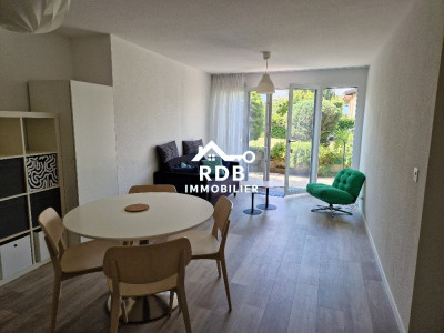 Appartement de 2 pièces meublé au rez-de-chaussée, lumineux et calme. image 1