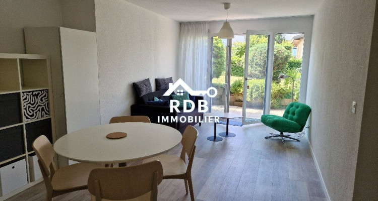 Appartement de 2 pièces meublé au rez-de-chaussée, lumineux et calme. image 1