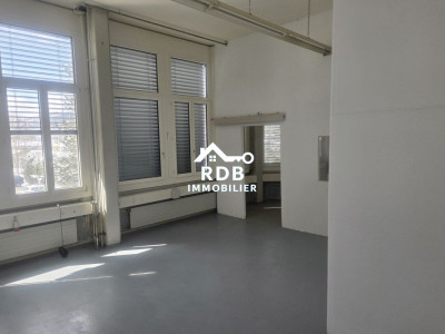Local commercial rénové idéal pour atelier – 150 m² image 2