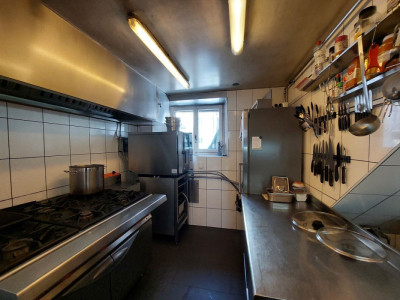 Maison idéalement située au centre-ville, abritant un restaurant connu sous lenseigne « Le Faucheur » image 10