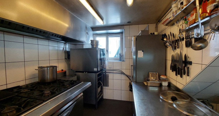 Maison idéalement située au centre-ville, abritant un restaurant connu sous lenseigne « Le Faucheur » image 10