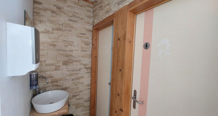 Maison idéalement située au centre-ville, abritant un restaurant connu sous lenseigne « Le Faucheur » image 11
