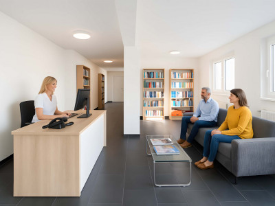 Espace professionnel central et lumineux image 2