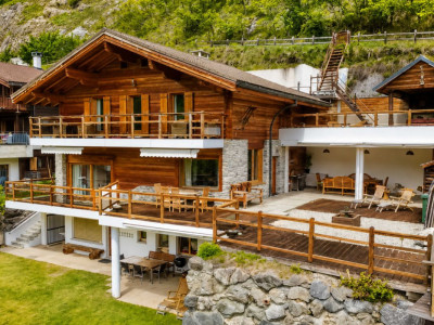 Chalet dexception avec espace bien-être et vue panoramique image 1