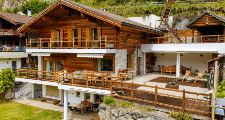Chalet dexception avec espace bien-être et vue panoramique image 1