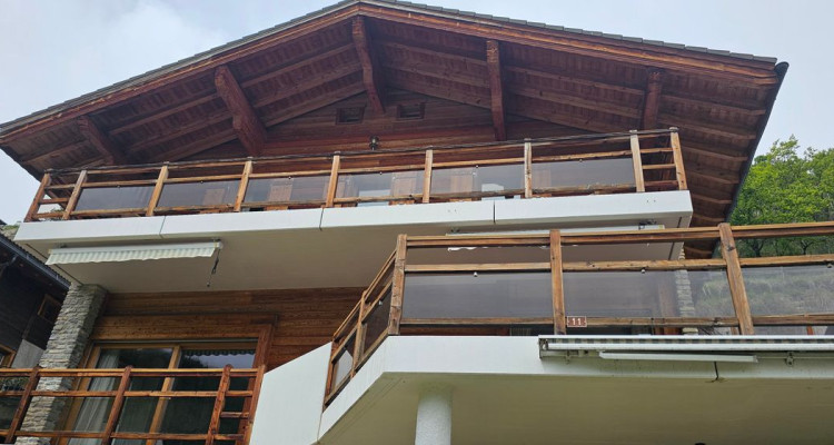 Chalet dexception avec espace bien-être et vue panoramique avec grand appartement indépendant de 3,5 pièces . image 3