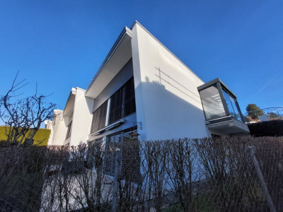 Villa contemporaine agrémentée dun jardin privatif et dune place de parc intérieure. image 1
