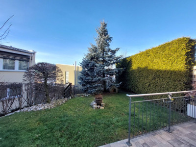 Villa contemporaine agrémentée dun jardin privatif et dune place de parc intérieure. image 2