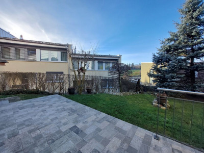 Villa contemporaine agrémentée dun jardin privatif et dune place de parc intérieure. image 3