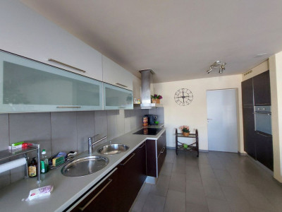 Villa contemporaine agrémentée dun jardin privatif et dune place de parc intérieure. image 6