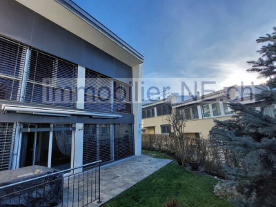 Villa contemporaine agrémentée dun jardin privatif et dune place de parc intérieure. image 1