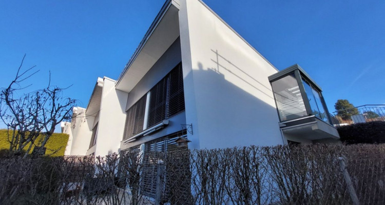 Villa contemporaine agrémentée dun jardin privatif et dune place de parc intérieure. image 1