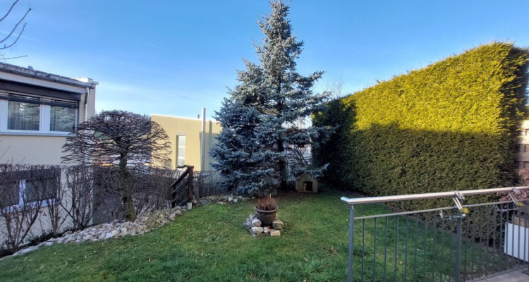 Villa contemporaine agrémentée dun jardin privatif et dune place de parc intérieure. image 2