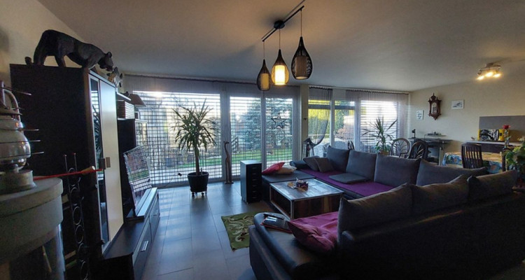 Villa contemporaine agrémentée dun jardin privatif et dune place de parc intérieure. image 5