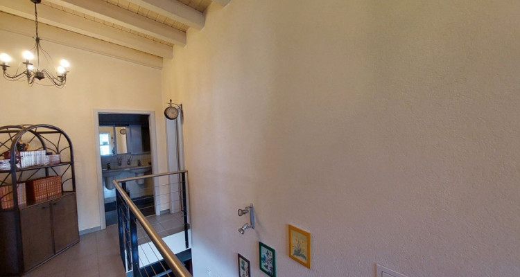 Villa contemporaine agrémentée dun jardin privatif et dune place de parc intérieure. image 12