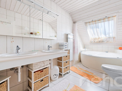 Maison familiale spacieuse avec jardin dans environnement calme image 9