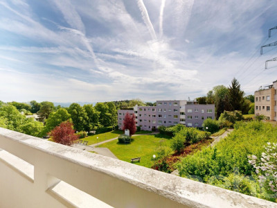 Ruhig gelegene 5-Zimmer-Wohnung mit Balkon und Tiefgaragenplatz image 1