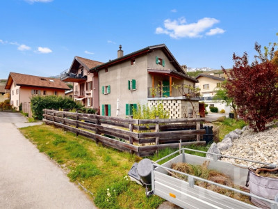 Maison villageoise de deux appartements et jardin image 3