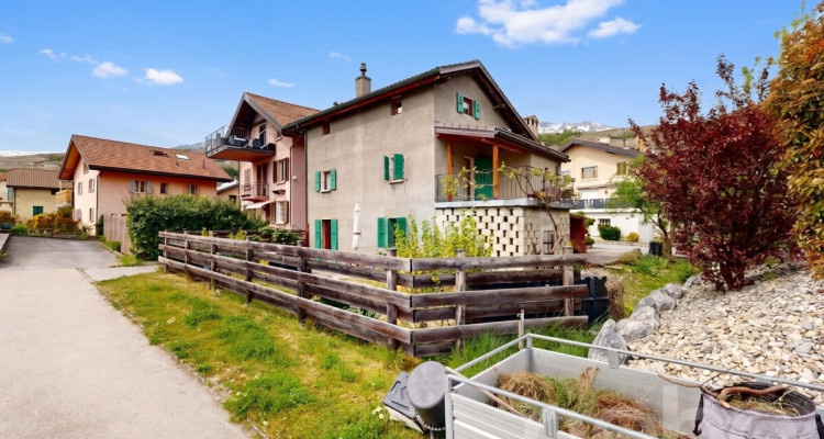 Maison villageoise de deux appartements et jardin image 3