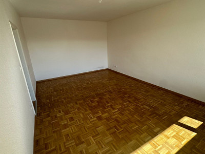 Urgent! 4 pièces au Petit-Saconnex avec balcon image 2