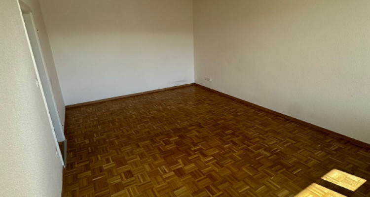 Urgent! 4 pièces au Petit-Saconnex avec balcon image 2