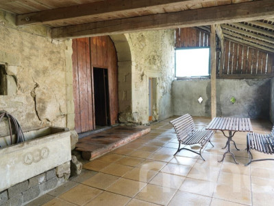 Maison villageoise avec grange et jardin à rénover image 4