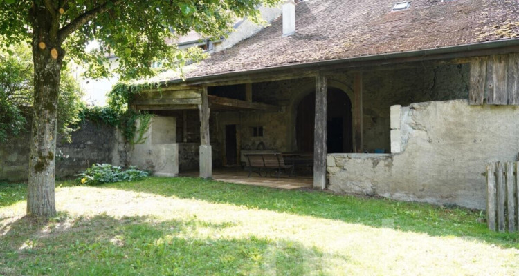 Maison villageoise avec grange et jardin à rénover image 1