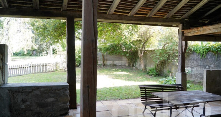 Maison villageoise avec grange et jardin à rénover image 2