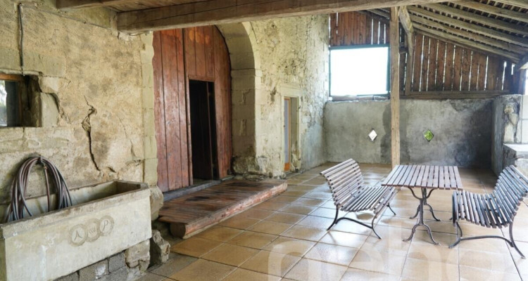 Maison villageoise avec grange et jardin à rénover image 4