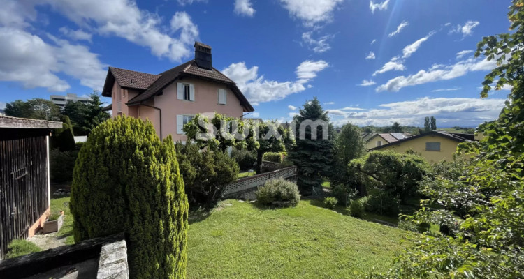 Maison mitoyenne 7 pièces avec jardin et vue sur les Alpes image 1