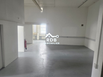 Local commercial rénové idéal pour atelier – 150 m² image 1