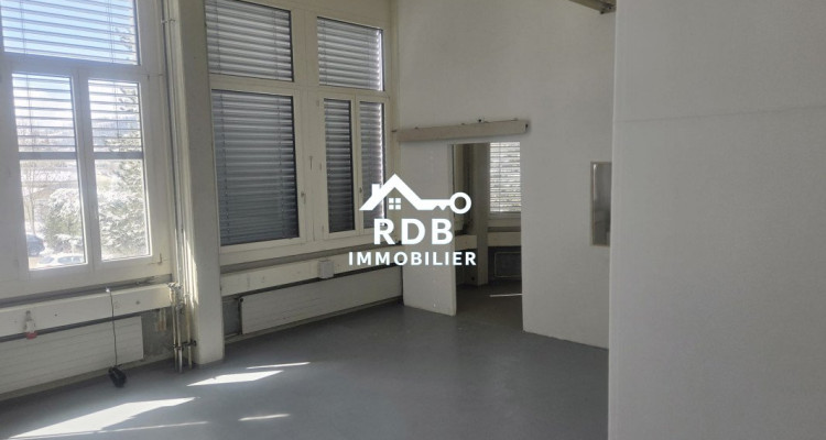 Local commercial rénové idéal pour atelier – 150 m² image 2