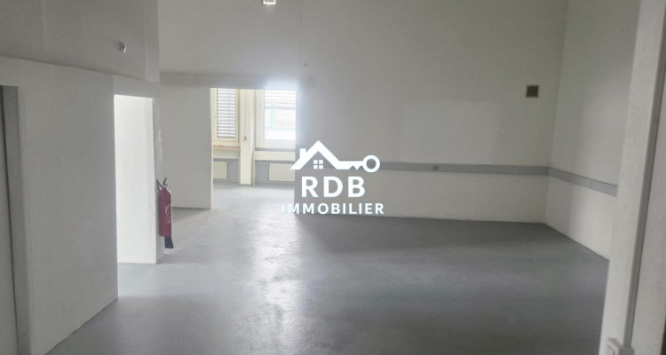 Local commercial rénové idéal pour atelier – 150 m² image 1