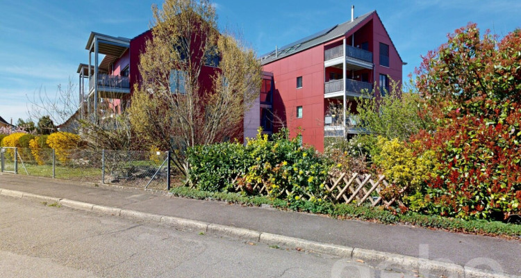 Stilvolle 3.5-Zimmerwohnung mit Balkon und Einstellhallenplatz image 1