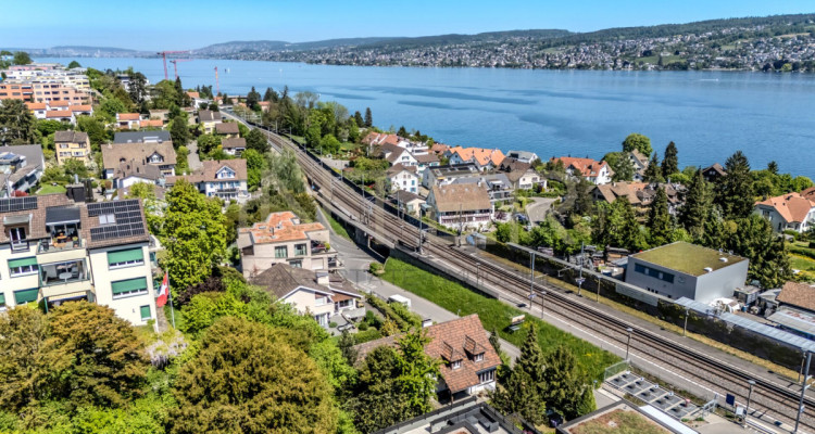 Stilvolles freistehendes 6.5-Zi-EFH mit 981 m² Grundstück, Seesicht und Entwicklungspotenzial in Oberrieden image 2