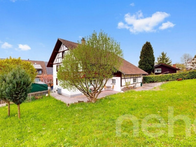 Einfamilienhaus mit ausbaubarem Ökonomiegebäude und grossem Grundstück image 1