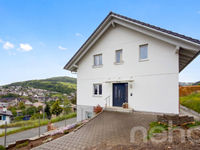 Modernes Zweifamilienhaus mit Weitsicht und hohem Komfort image 1