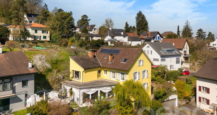 Geräumiges Zweifamilienhaus an zentrumsnaher Lage image 1