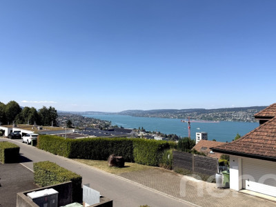 Lichtdurchflutete 5.5-Zimmer-Terrassenwohnung mit Panorama-Seesicht image 1