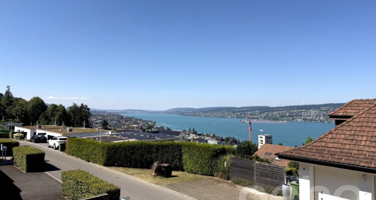 Lichtdurchflutete 5.5-Zimmer-Terrassenwohnung mit Panorama-Seesicht image 1