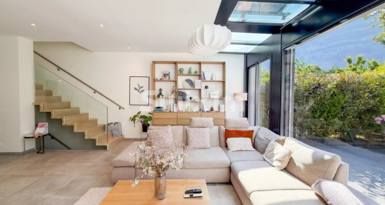 Modern HPE townhouse image 1