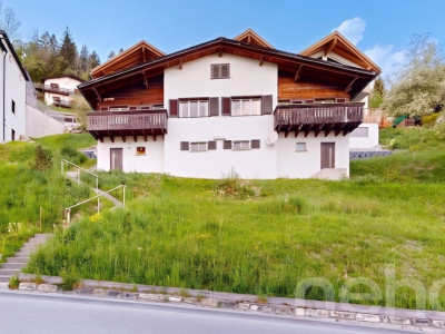 Charmantes Chalet mit Bergsicht und Ausbaupotenzial in Laax image 1