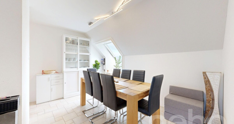 Wohnen mit Charme: Lichtdurchflutete Dachwohnung mit Terrasse image 1
