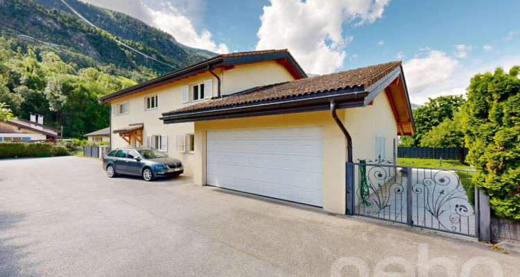 Spacieuse maison individuelle avec cuisine moderne et vaste terrasse image 1