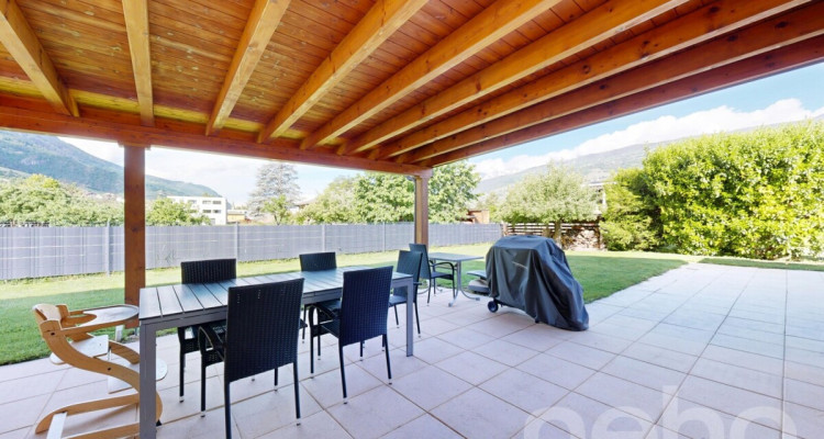 Spacieuse maison individuelle avec cuisine moderne et vaste terrasse image 5